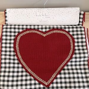 Nicole Miller Tablerunner